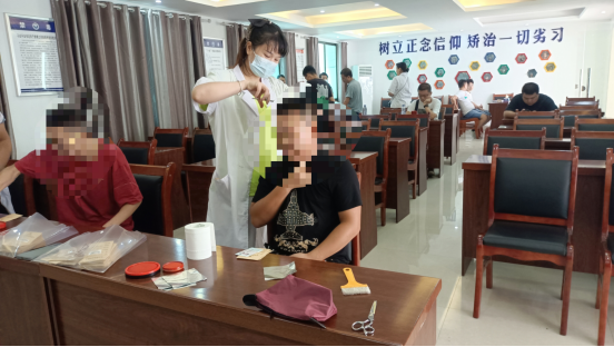 松梅村组织开展社区戒毒（康复）人员进行毛发检测工作