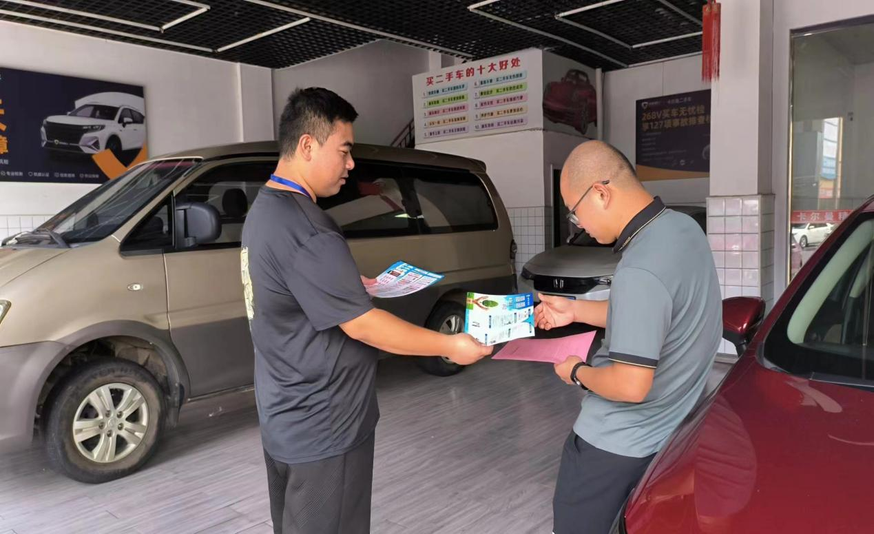 光明社区开展禁毒六进宣传“进商铺”活动