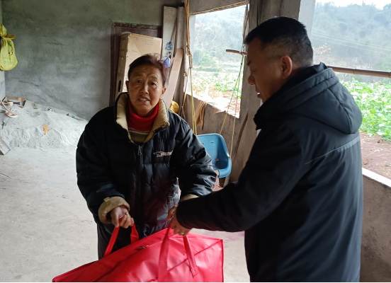 黄沙湾街道朝阳村：心系困难群众 走访慰问解民忧