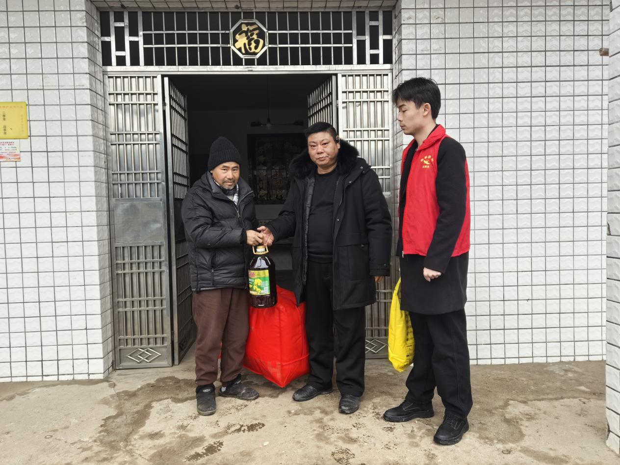 黄沙湾街道：灵官庙村开展春节送温暖活动