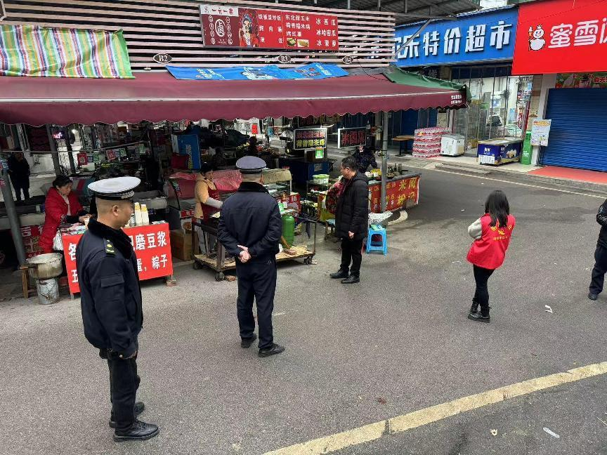 灵官庙村：联合城市管理执法队开展文明经营专项整治行动