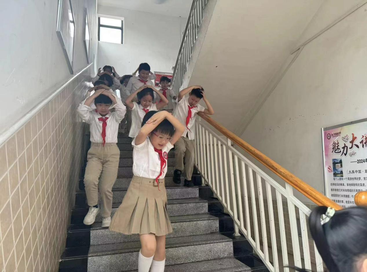 黄沙湾街道：雁栖湖社区联合雁栖湖成龙成章小学开展“人人讲安全、个个会应急”安全疏散演练活动