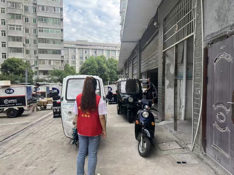 进步社区整治“飞线充电”消除隐患保平安