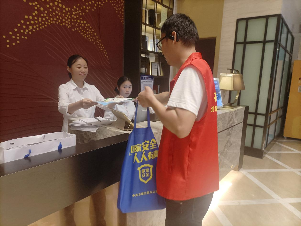 进步社区在重点场所开展禁毒宣传活动