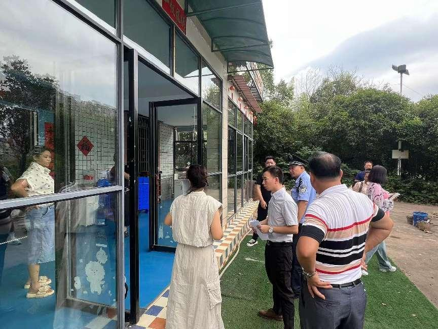 携手多方力量，共筑安全防线——黄沙湾街道朝阳村对托管机构、中学寄宿及中学生夜间托管风险隐患开展联合执法行动