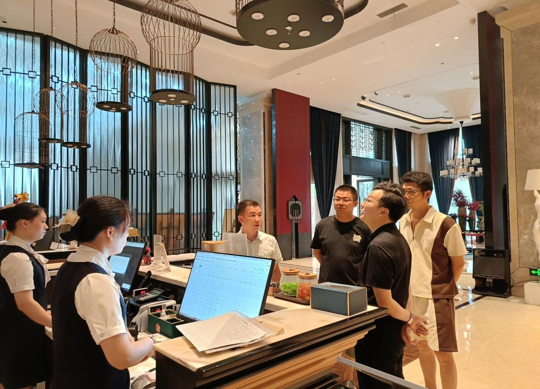 光明社区“利剑护蕾”在行动 护航未成年人健康成长