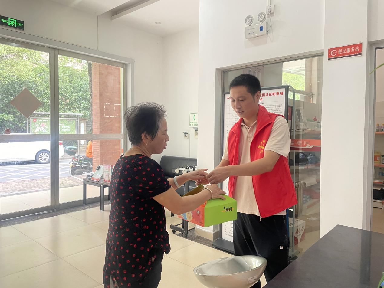 雁栖湖社区开展“中秋慰问送真情，浓浓关怀暖人心”走访慰问活动