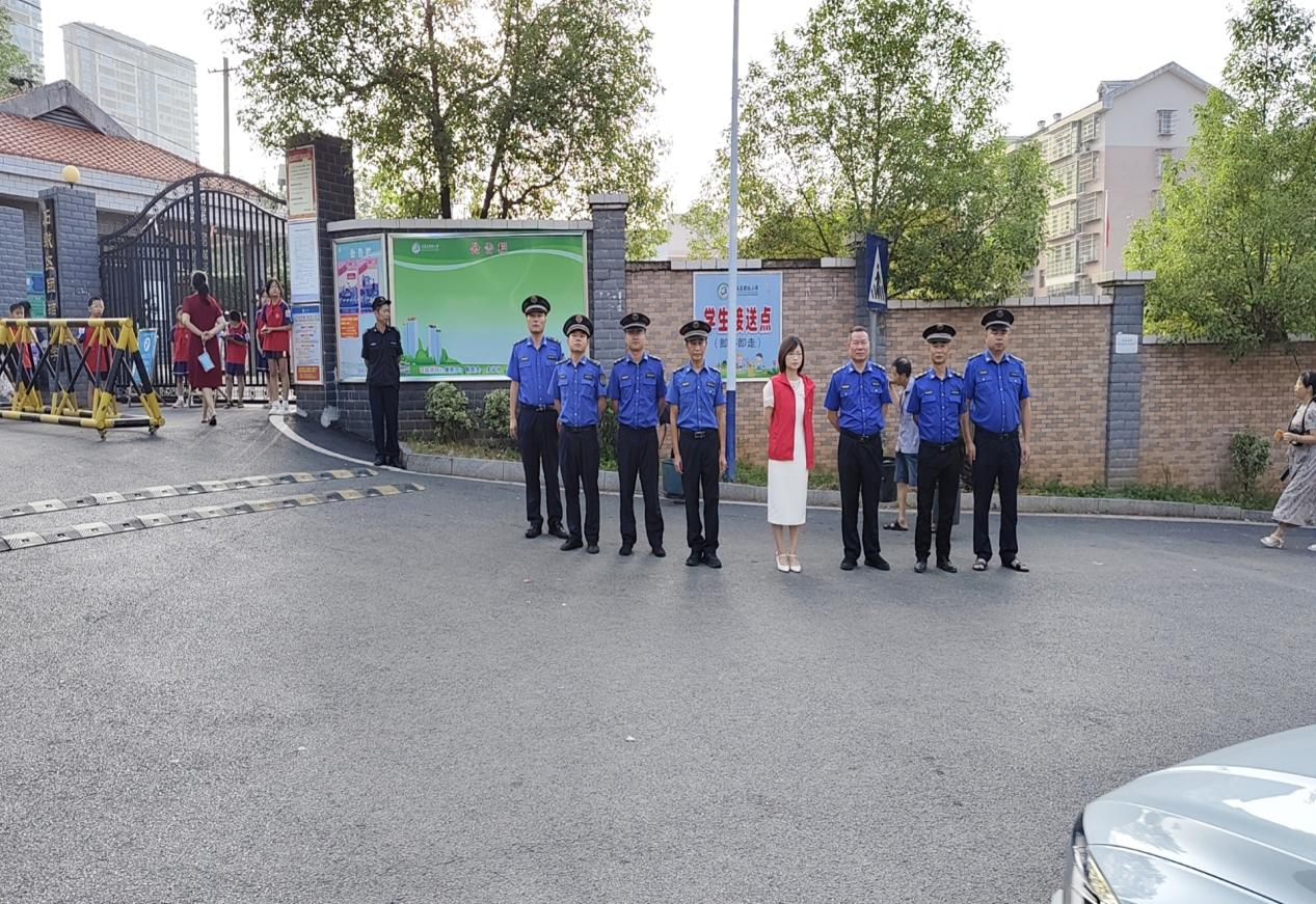 黄沙湾街道城管大队：净化校园周边环境，全力护航开学季