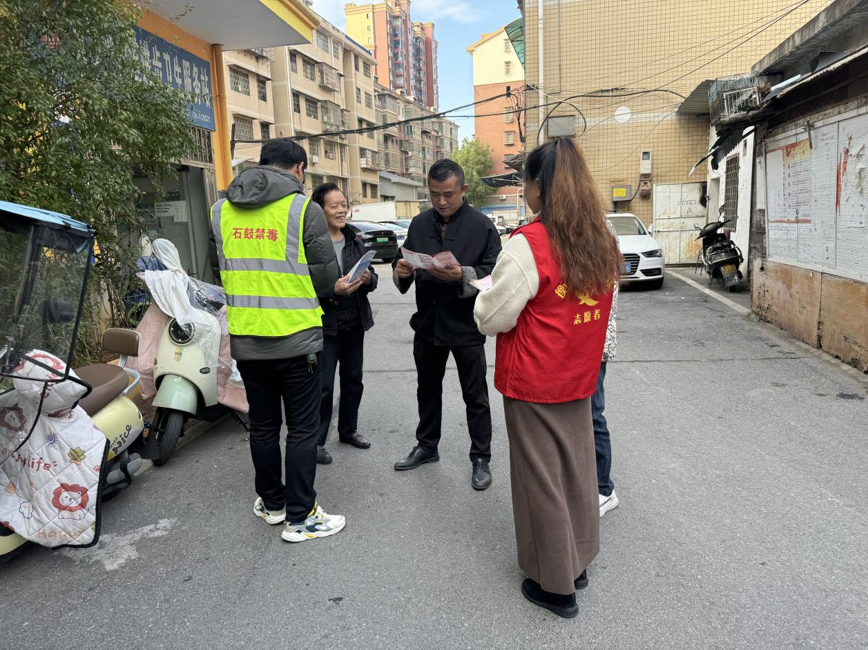 黄沙湾街道：进步社区开展“禁毒宣传进商户，禁毒意识入民心”宣传活动