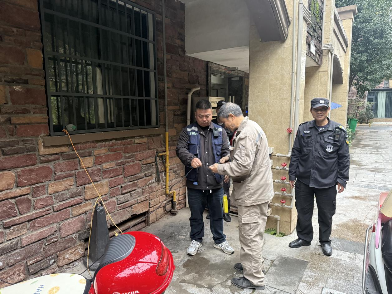黄沙湾街道：进步社区整治“飞线充电”让小区“无线”美丽