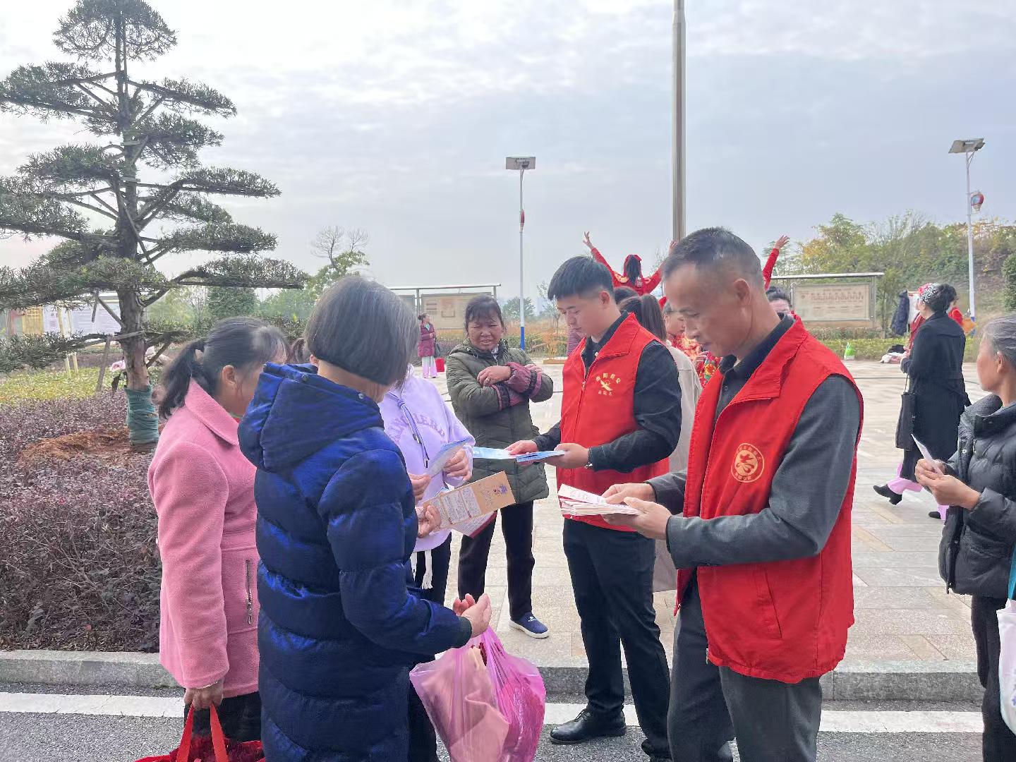 青石村開展國(guó)家憲法日暨禁毒普法宣傳活動(dòng)