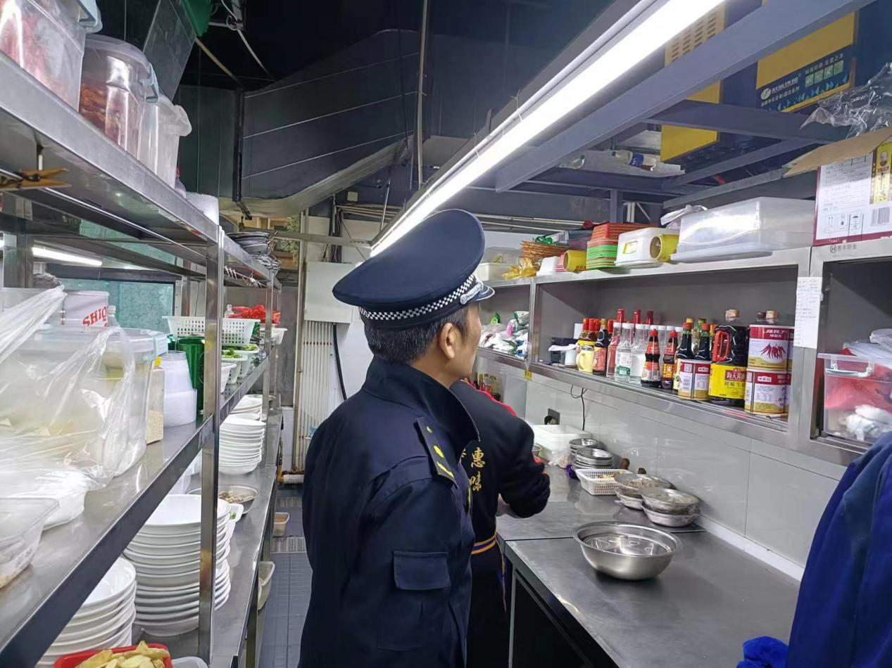 让“烟火气”更“净”一步，黄沙湾街道城管大队开展餐饮油烟整治行动
