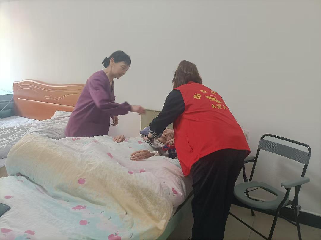 黄沙湾街道：进步社区关爱暖人心，上门年检解民忧
