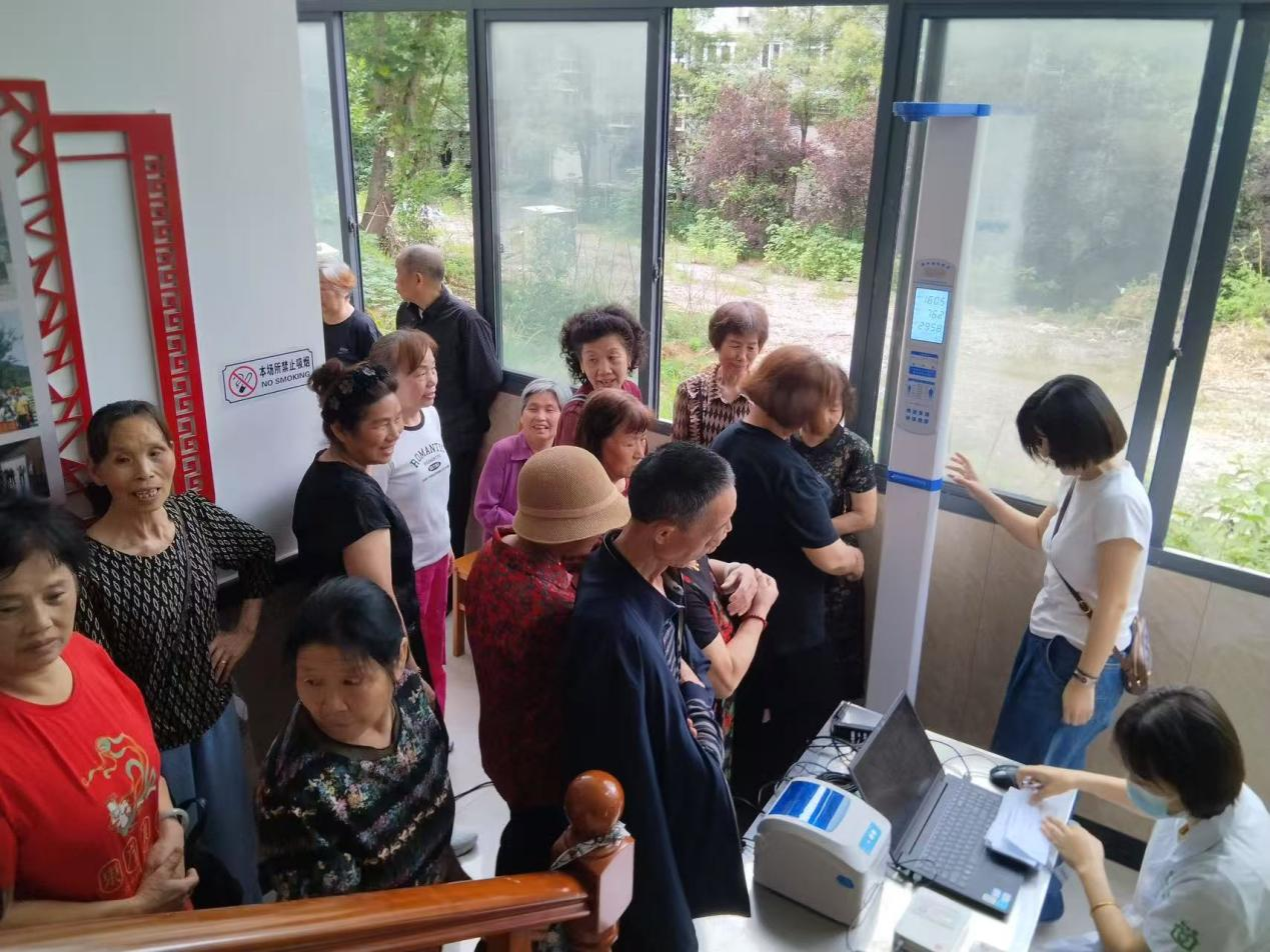 黄沙湾街道：义诊暖人心，团结共安康——进步社区开展“民族团结一家亲”义诊活动