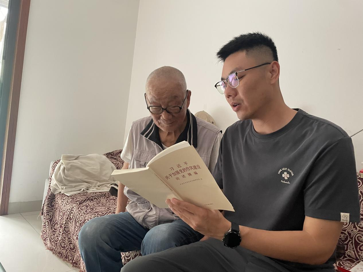黄沙湾街道雁栖湖社区：送学上门 为年老体弱党员架起暖心“学习桥”