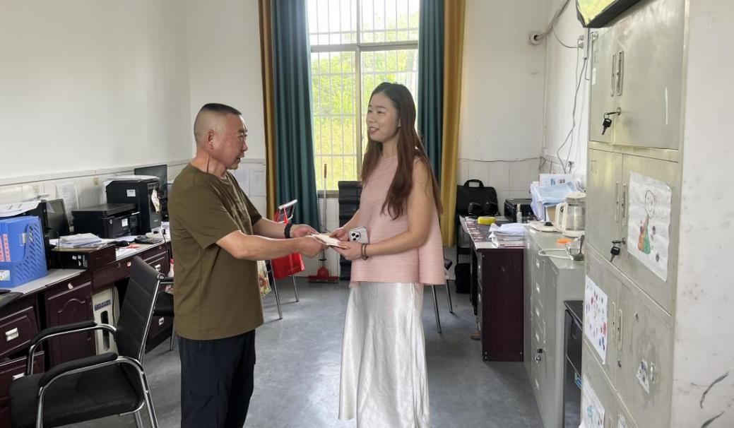 黄沙湾街道:青石村“两委”走访松木中心幼儿园教师节慰问暖师心