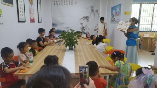 光明社区开展“绘本共读，共度温情周末”儿童友好阅读空间活动