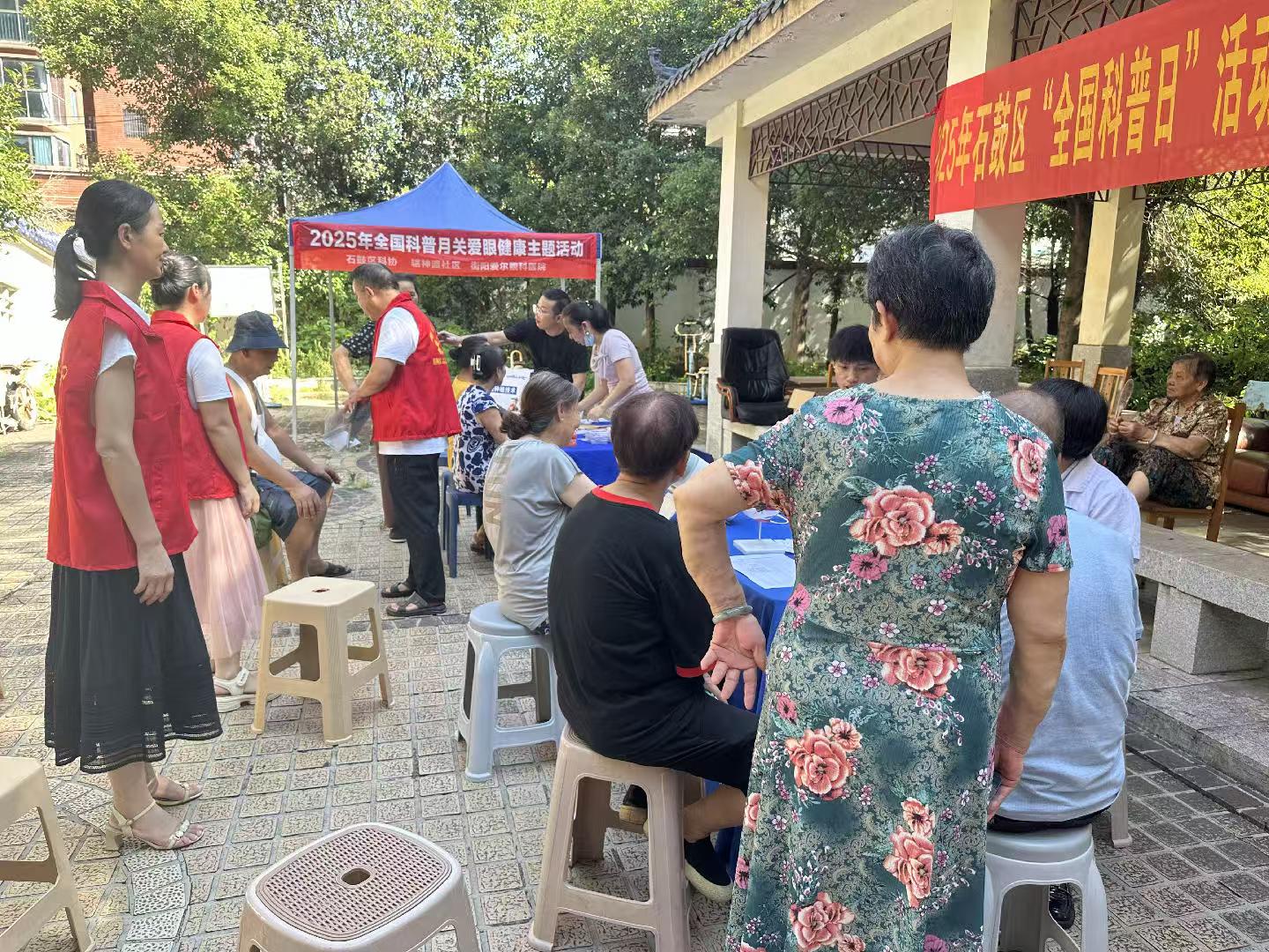 黄沙湾街道:民族团结心连心 健康服务暖民心 —辖神渡社区开展“民族团结一家亲 科普义诊进小区”宣传活动