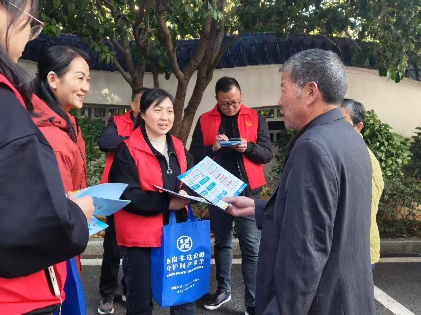 “敲门入户送平安，社区宣传零距离”辖神渡社区开展综合宣传