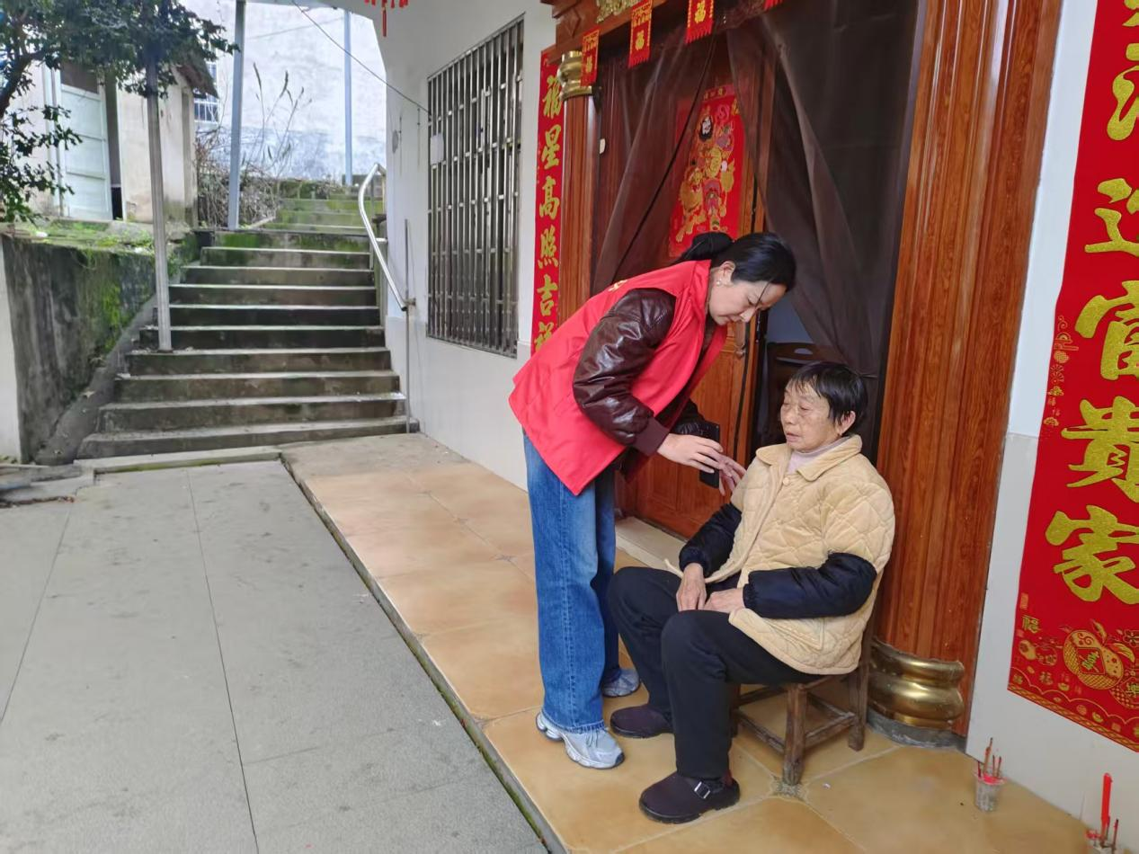 松梅村：便民认证到家办，温情义诊护安康