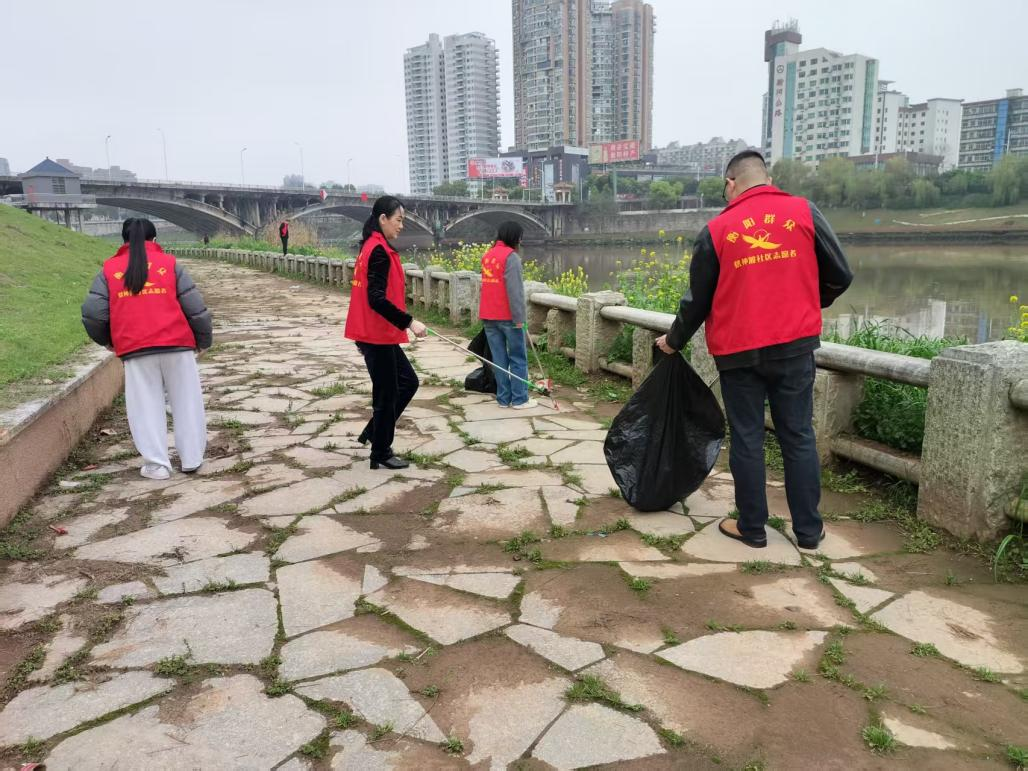保护河道清洁，共筑绿色家园——黄沙湾街道辖神渡社区开展河道保洁志愿服务活动