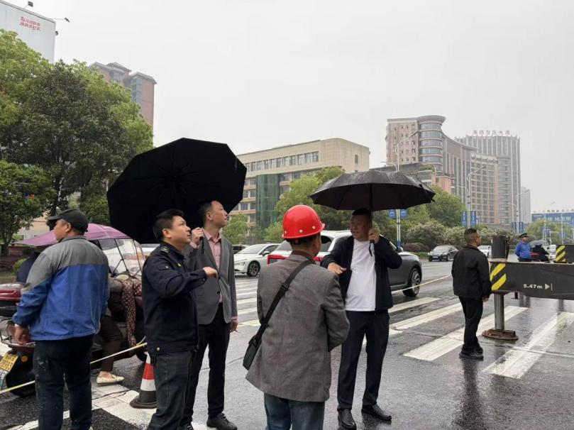 拆除安全隐患户外广告牌 守护群众“头顶安全”——黄沙湾街道城管中队开展专项整治行动