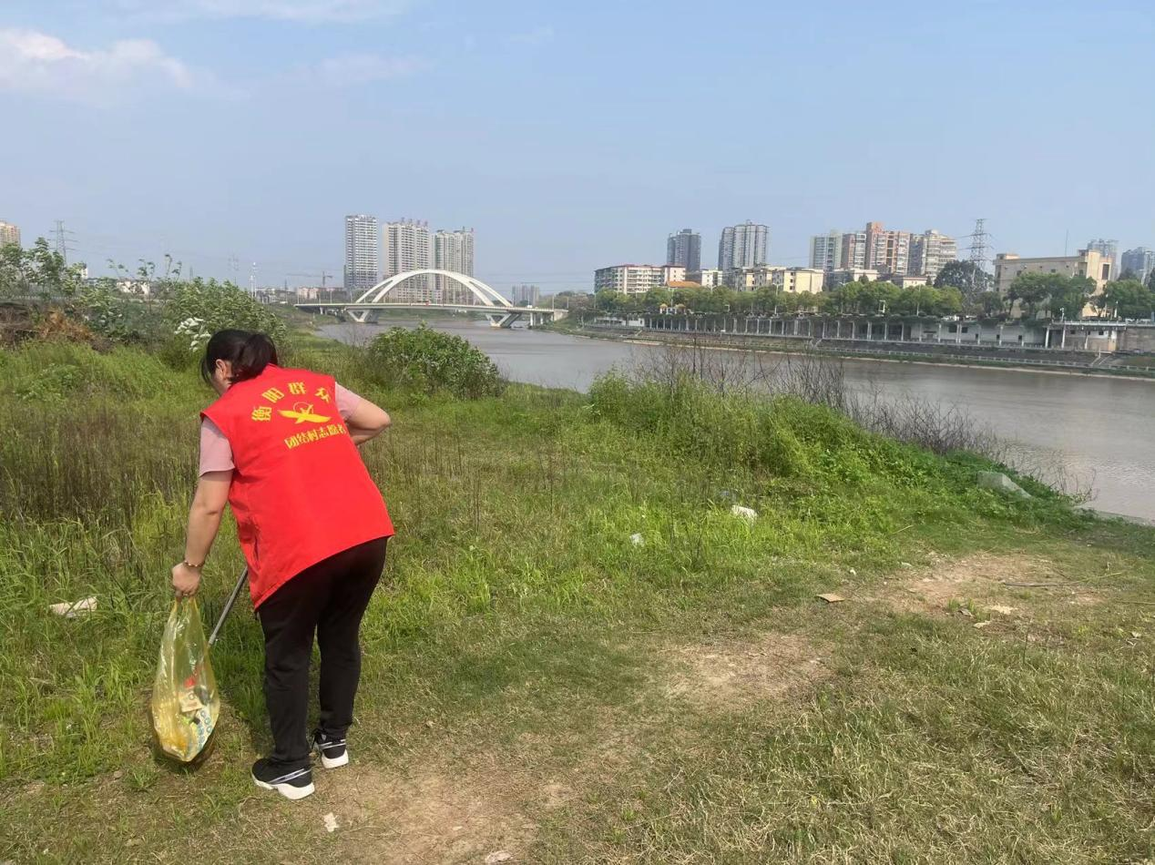 黄沙湾街道：团结村新时代文明实践站开展“清河净滩 文明实践”我是行动者志愿服务活动