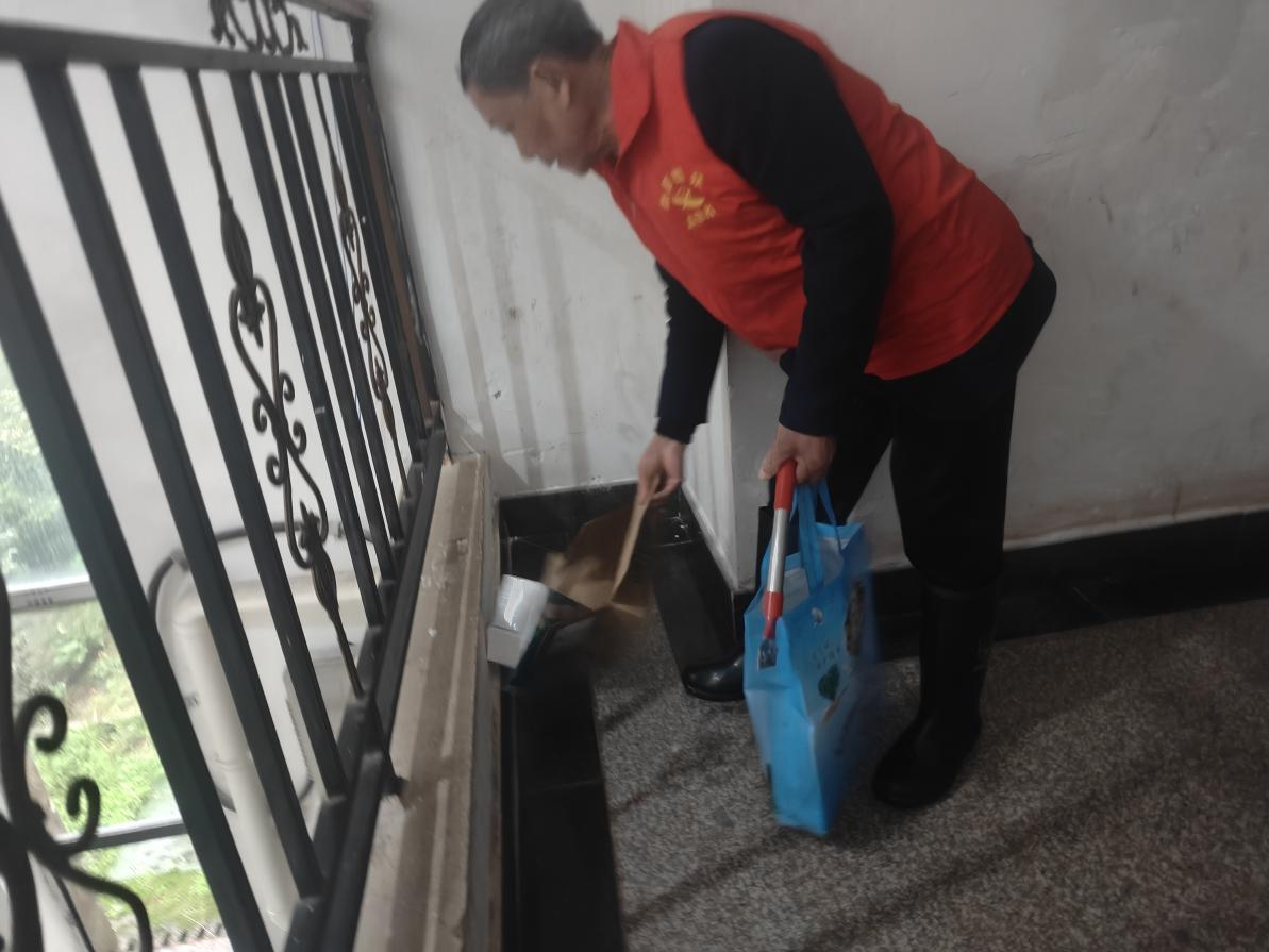 黄沙湾街道：雁栖湖社区整治辖区环境卫生，筑牢宜居文明防线