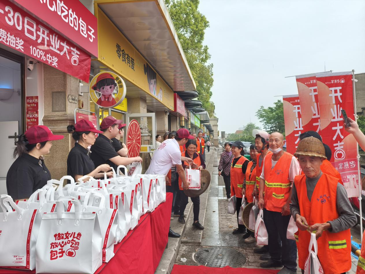 黄沙湾街道：光明社区开展“爱心包子暖人心·致敬城市劳动者”公益活动
