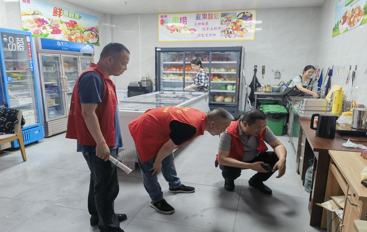 敲门入户查隐患 安全宣传进万家——黄沙湾街道灵官庙村织密安全生产防护网