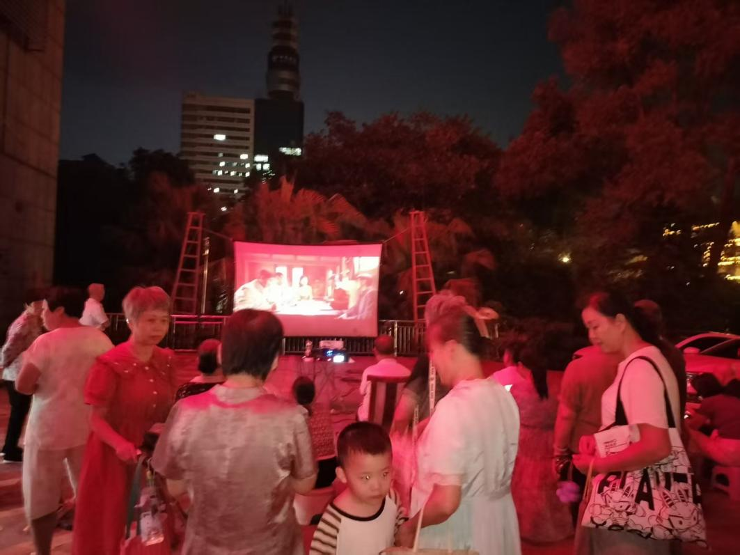 光影送温情 政策暖人心——黄沙湾街道辖神渡社区电影下乡开展多项惠民政策集中宣传活动