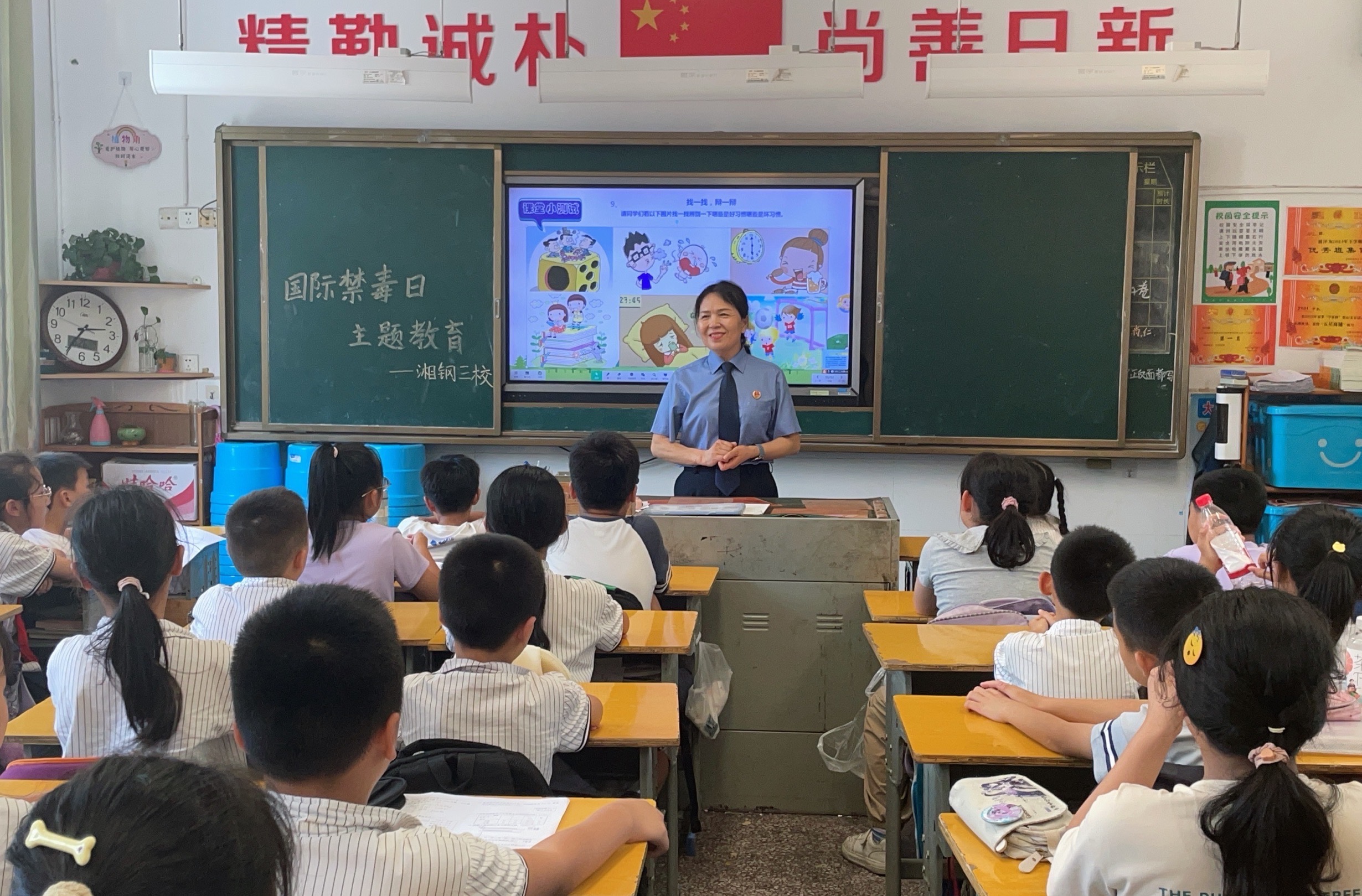 檢察官攜“知識錦囊”與學生歡樂過招