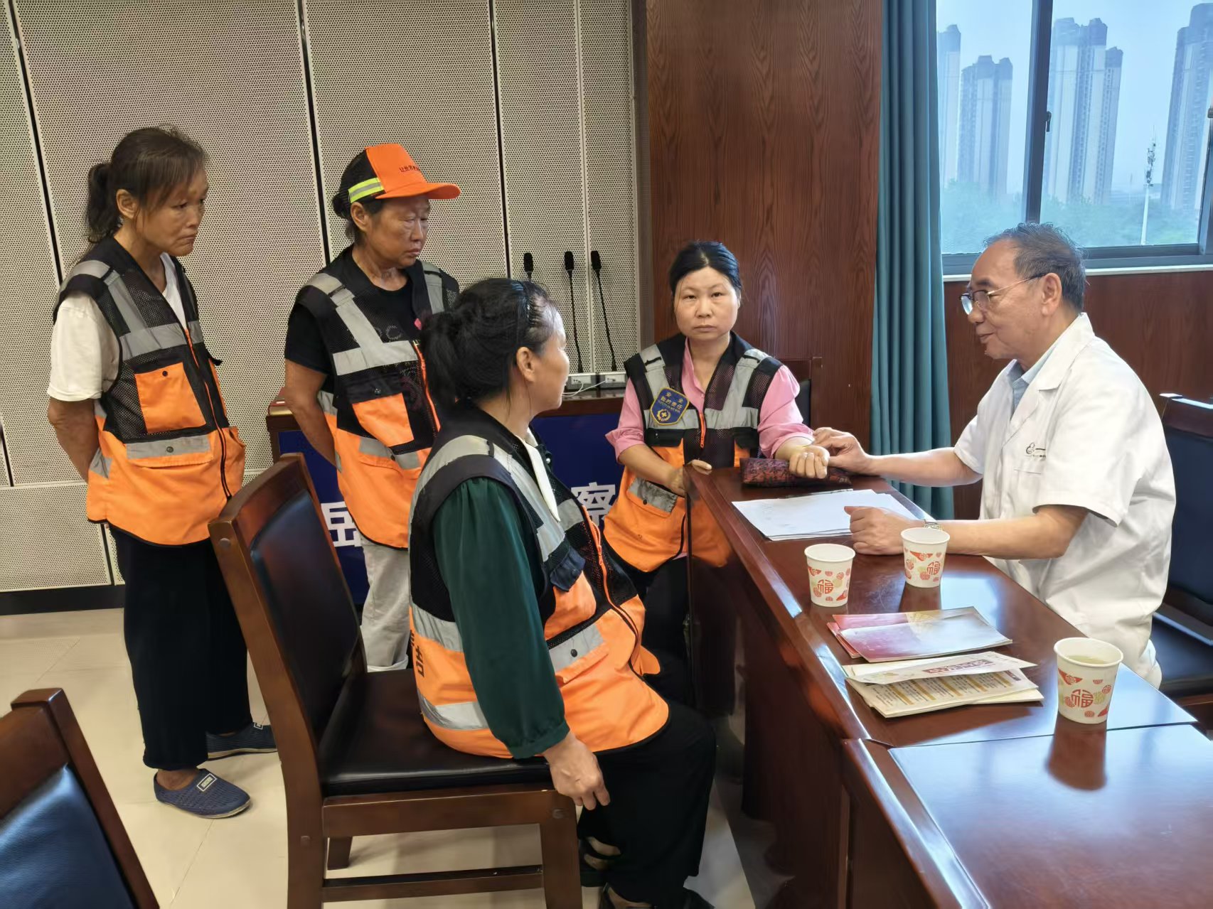 三伏送清凉 驿站暖人心——岳塘区人民检察院工会驿站开展夏日送健康志愿服务活动