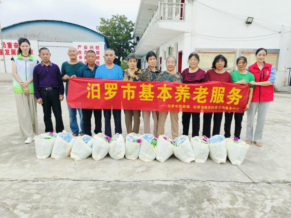浓浓关怀迎国庆 汨罗阳光社工慰问空巢独居失能老人