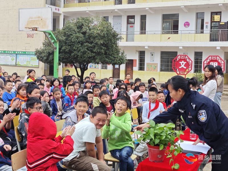 [翻江镇]送课入校情意暖 携手护蕾共芬芳