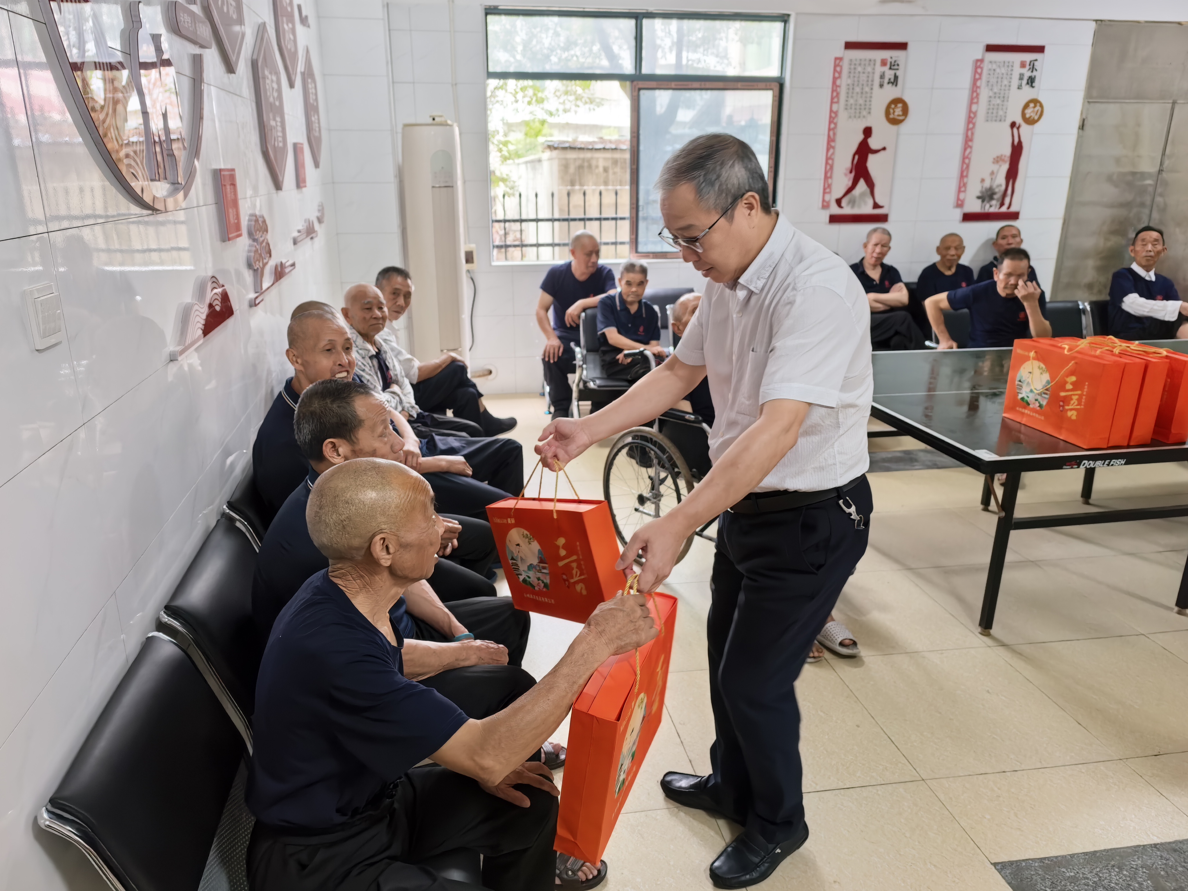 祁阳市民政局开展“双节送暖·福彩传情”走访慰问活动