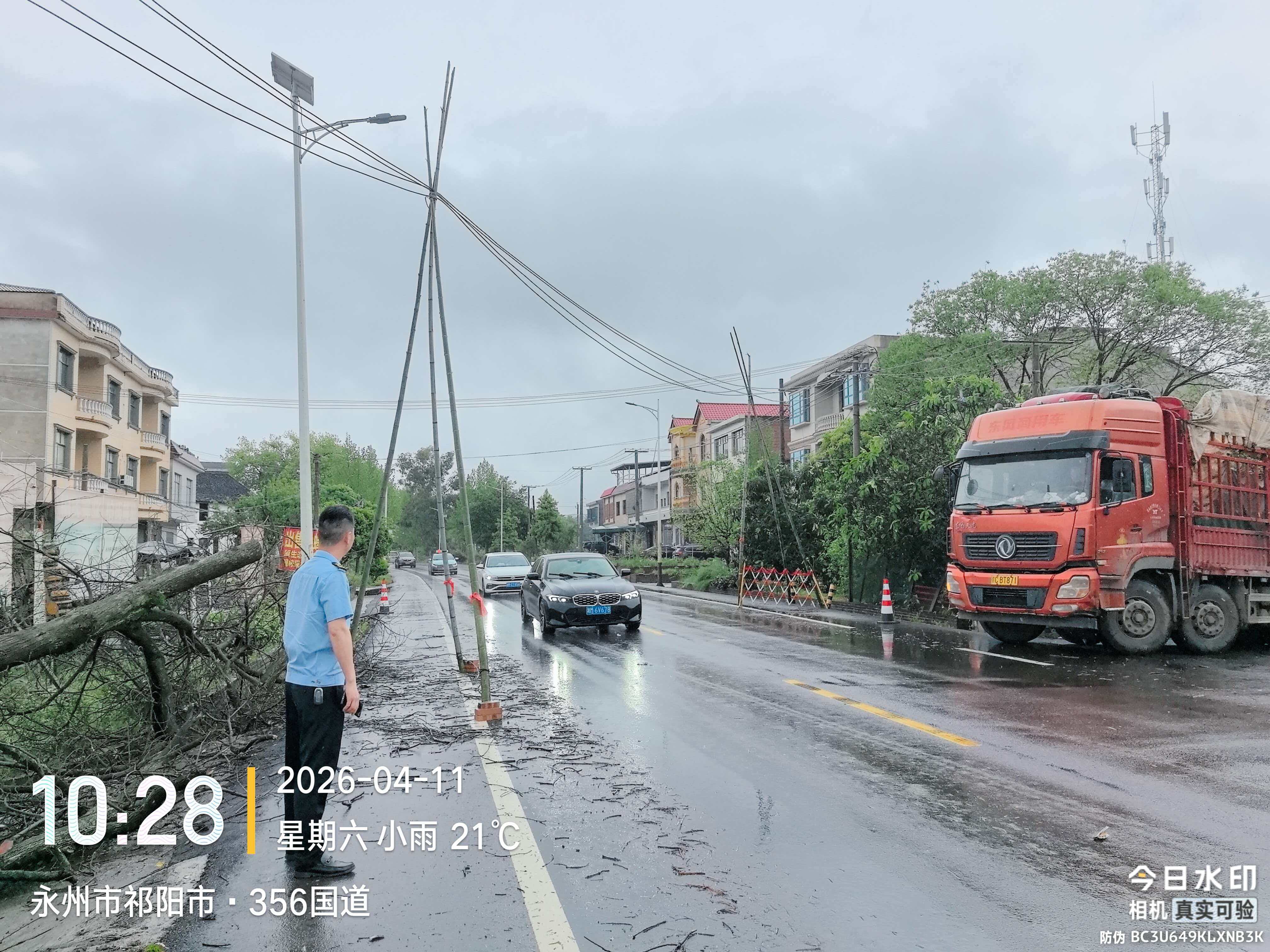 路政巡查除隐患 快速处置保国道通行安全