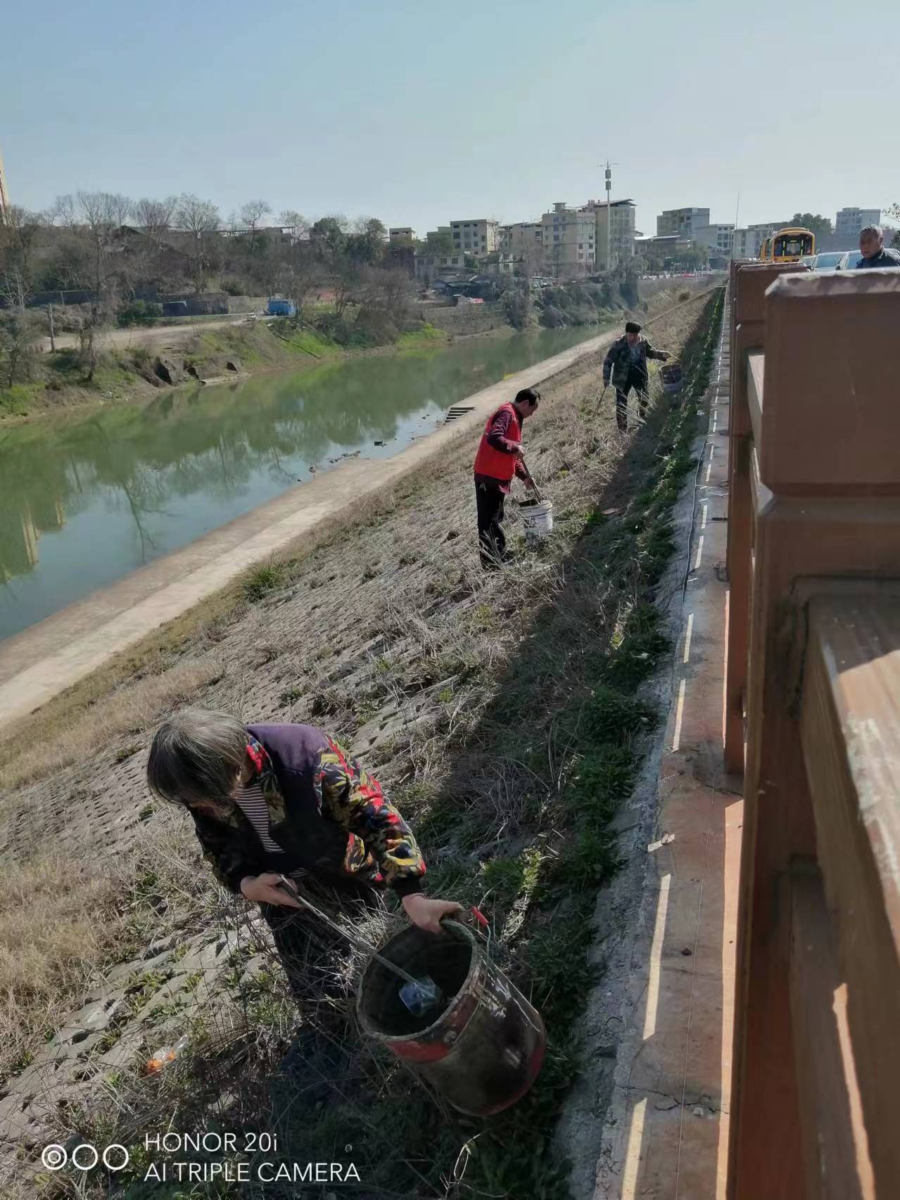 （文明新风在祁阳）龙山街道开展河道保洁活动