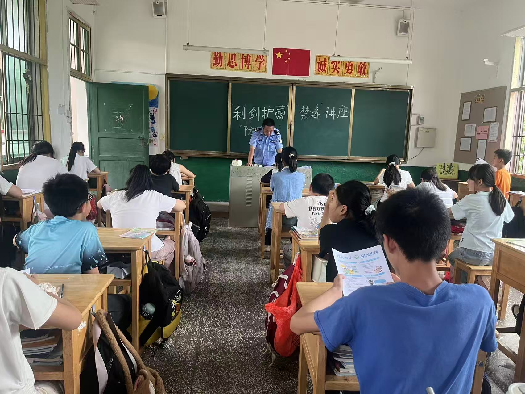 大村甸镇：安全宣讲进校园 护航青春助成长