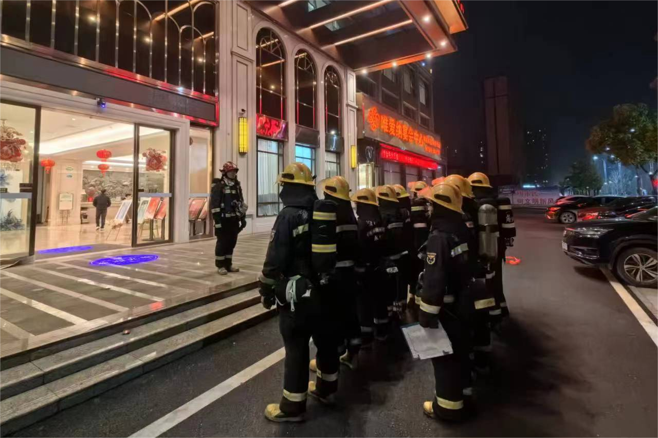 祁阳市消防救援大队深入辖区重点单位场所持续开展“六熟悉”演练