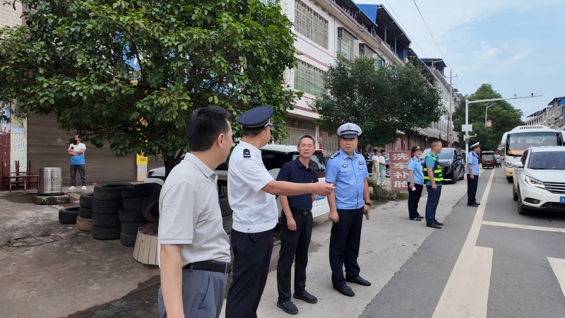 祁阳交警联合多部门在文明铺镇开展道路交通集中整治暨“交管大队长说道安”专题宣讲活动
