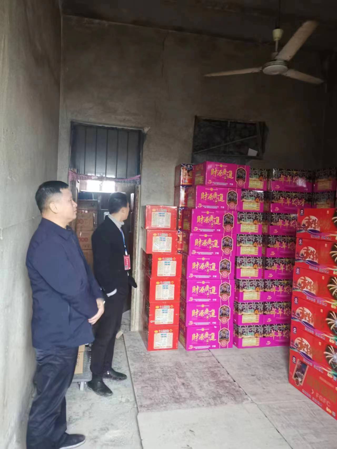 文明铺镇开展依法打击非法储存烟花爆竹行动