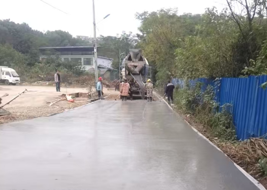 祁阳市长虹街道白沙社区：砂石断头路变身 “便民路”，浯发集团和市城管局破解家长接送难题