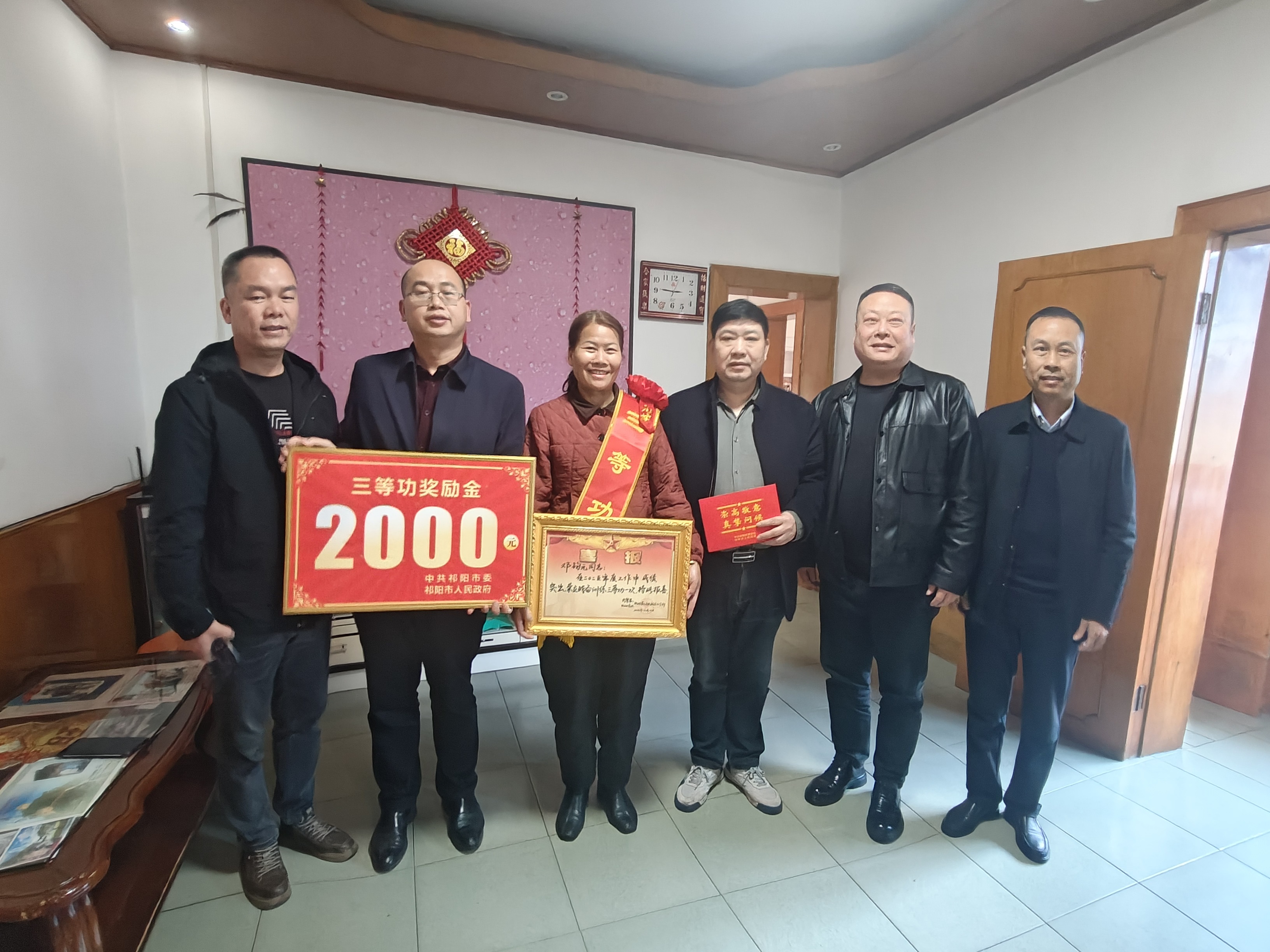 喜报送到家 尊崇暖人心  ——走访慰问长虹街道荣立三等功现役军人家庭