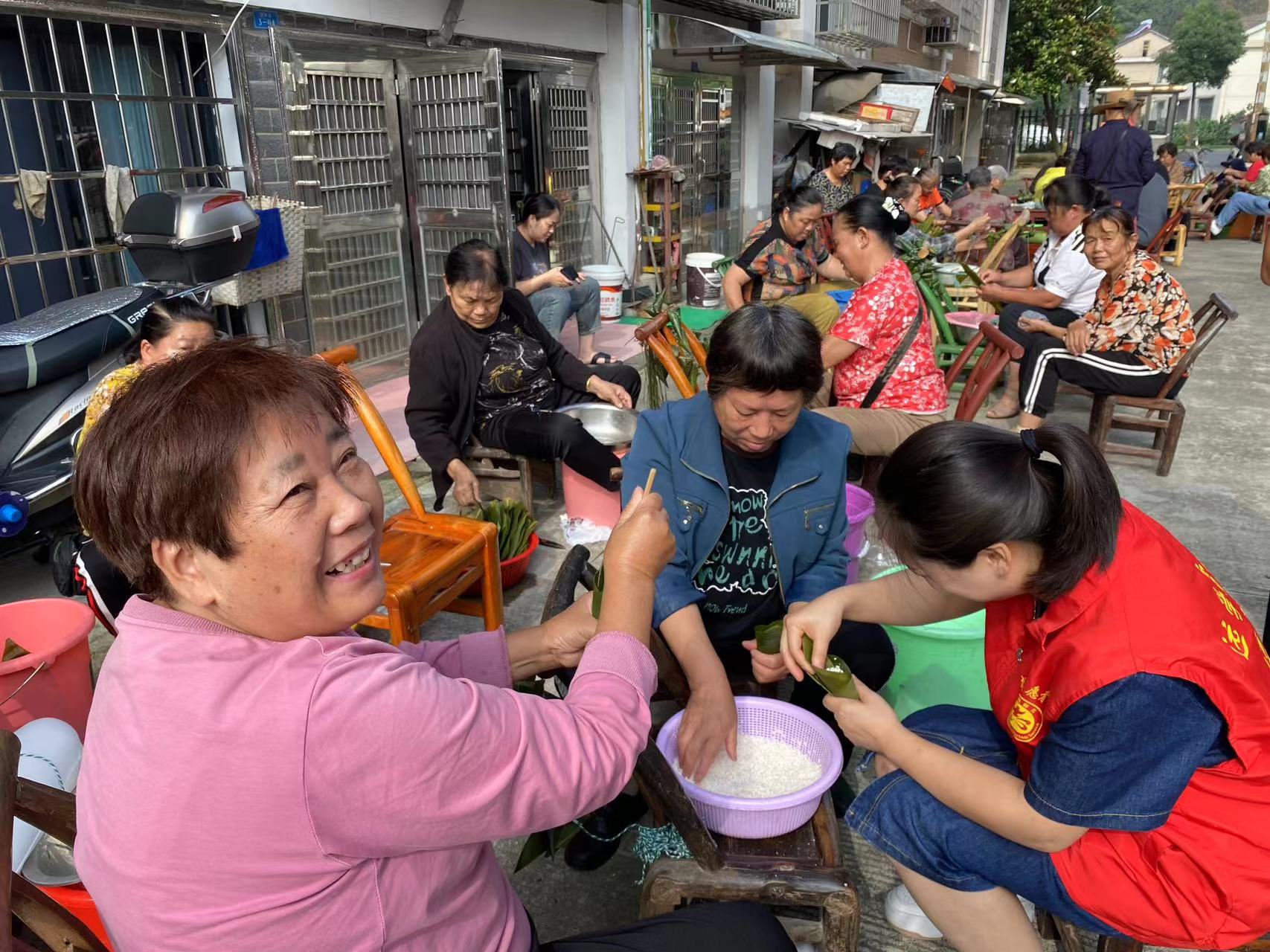 启明街道皇木关社区：粽香飘邻里 文明入万家