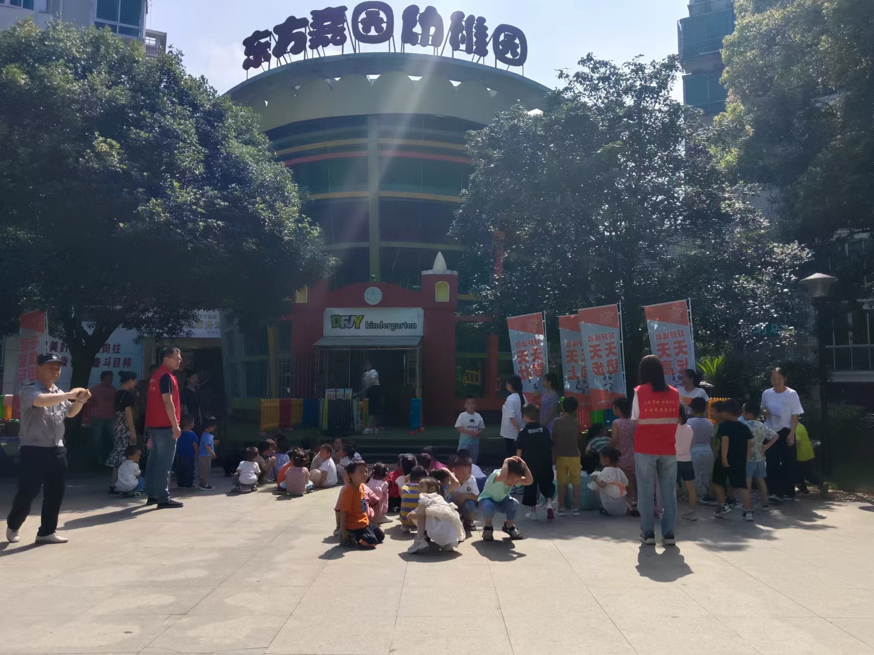 启明街道盐关社区联合东方嘉园幼稚园开展防震演习