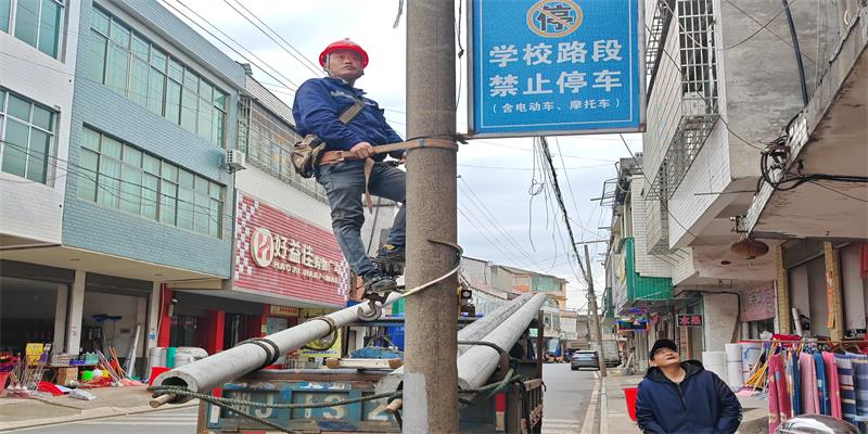 汉寿百禄桥镇：给占道电线杆“搬家”