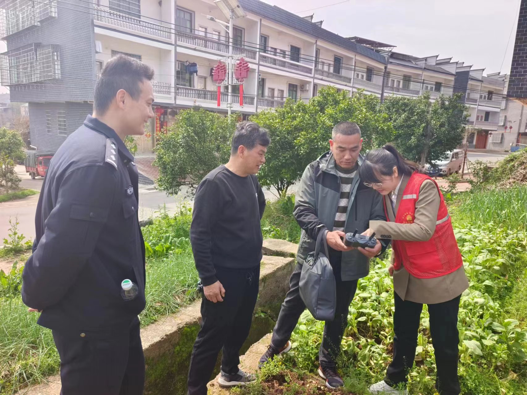 潘市镇开展春季禁种铲毒踏查行动