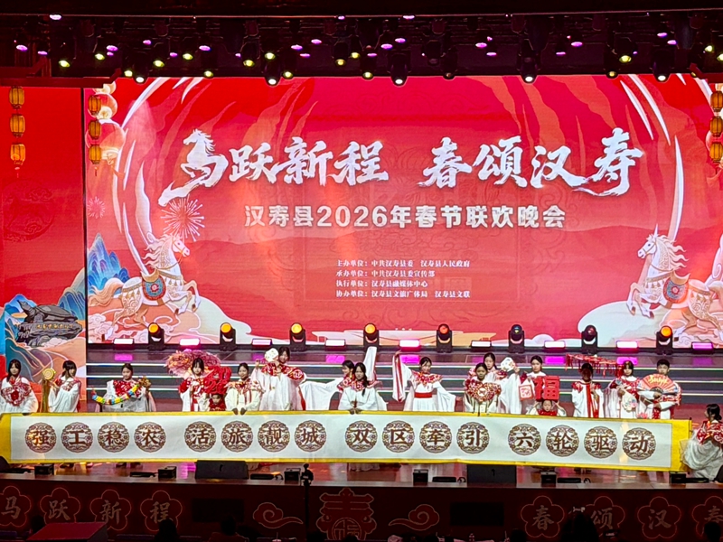 汉寿县芙蓉学子春晚惊艳走秀：剪纸华服演绎非遗之美，美育实践点亮县域发展