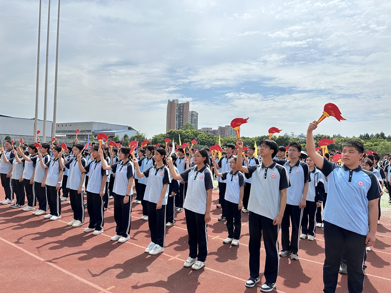 汉寿县芙蓉学校举行新团员入团仪式：火炬传递薪火、团徽映照初心、誓言激荡青春